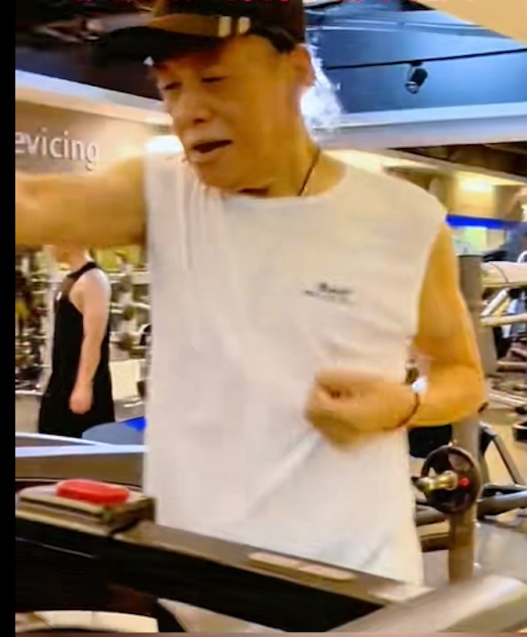 日前梁小龍就在小紅書上發佈了一段健身片,當中他一邊操肌一邊打拳,精力旺盛到似後生仔,認真是寶刀未老! 日前梁小龍就在小紅書上發佈了一段健身片,當中他一邊操肌一邊打拳,精力旺盛到似後生仔,認真是寶刀未老!