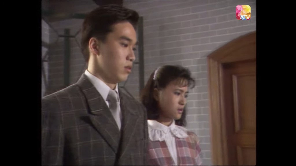 何英偉1990年1月跳槽。