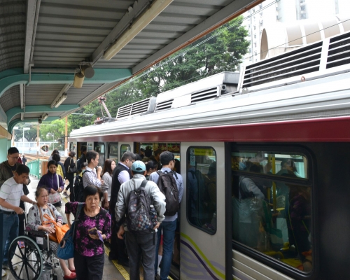 一輛輕鐵昨晚發生未駛入月台便開啟車門事件。資料圖片