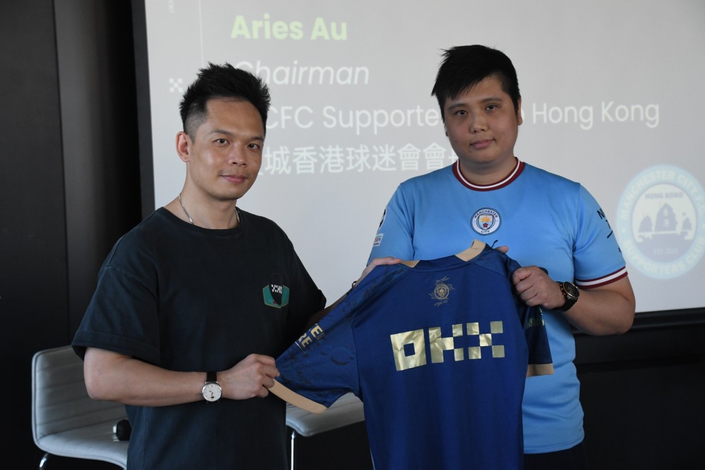 OKX代表黎智凯(左)与香港曼城球迷会主席ARIES