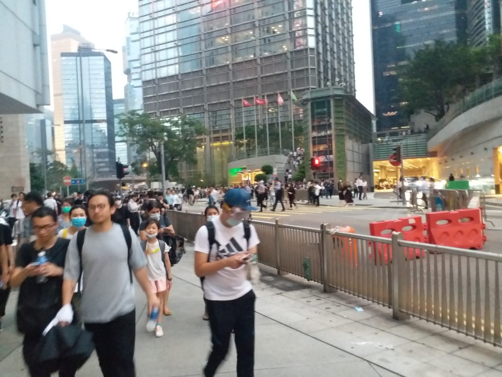 示威者堵塞皇后大道中。