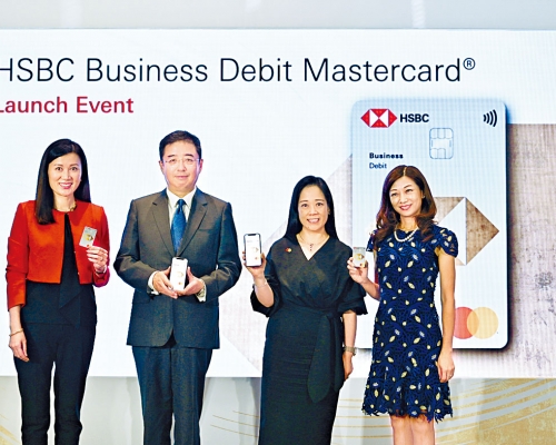 滙豐率先推商業扣帳Mastercard。圖為姚宇翠（左一）、王海珍（右一）。
