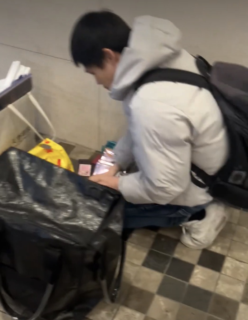 席地族|新宿遊客在商店外就地整理「戰利品」不雅兼阻街。 @saibabadayo / X 席地族|新宿遊客在商店外就地整理「戰利品」不雅兼阻街。 @saibabadayo / X