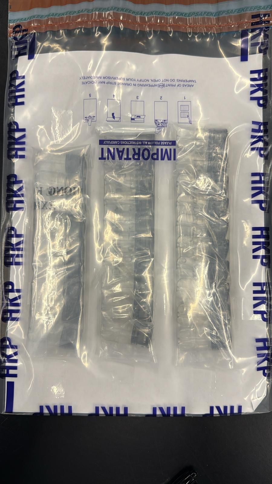 粉嶺嘉福邨單位變毒窟，警反黑組檢$2.1萬依托咪酯煙彈。警方圖片