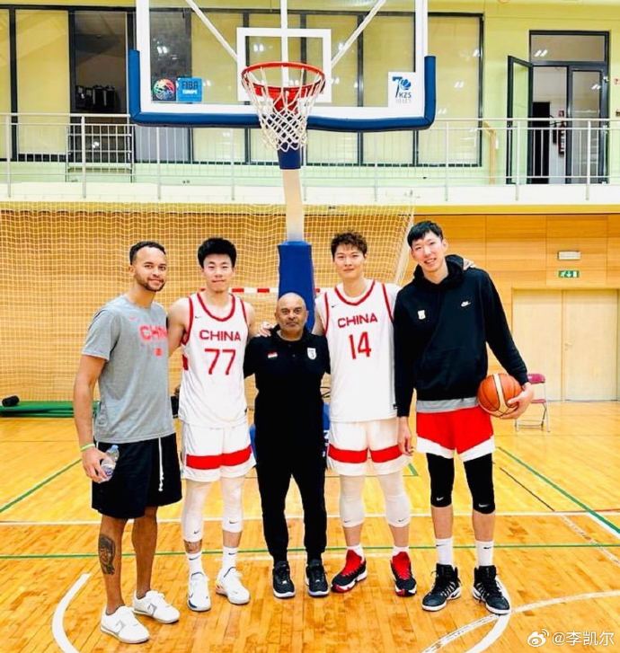 李凯尔（左一）和中国男篮球员及教练合影。