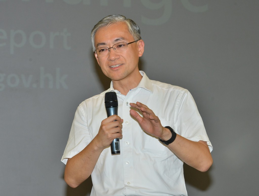 天文台台長岑智明都受不了潮濕溫暖的天氣要開風扇。資料圖片