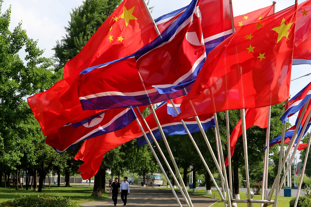 國家主席習近平訪問北韓，街頭掛出兩國國旗。美聯社