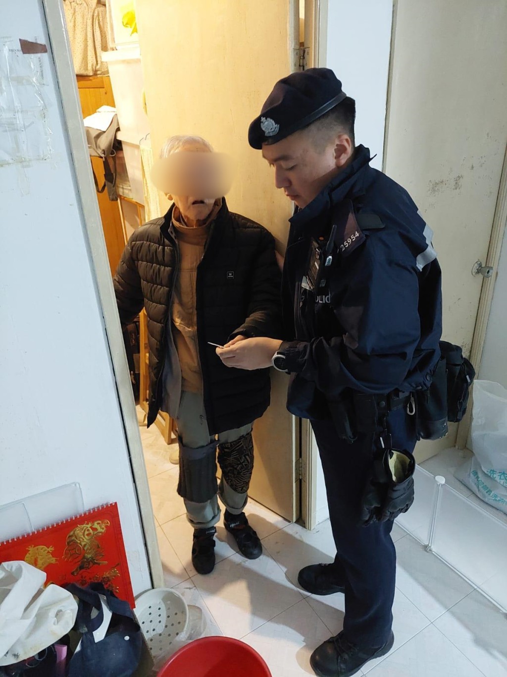 冲锋队人员向伯伯及家人简介东九龙总区的关汇计划。