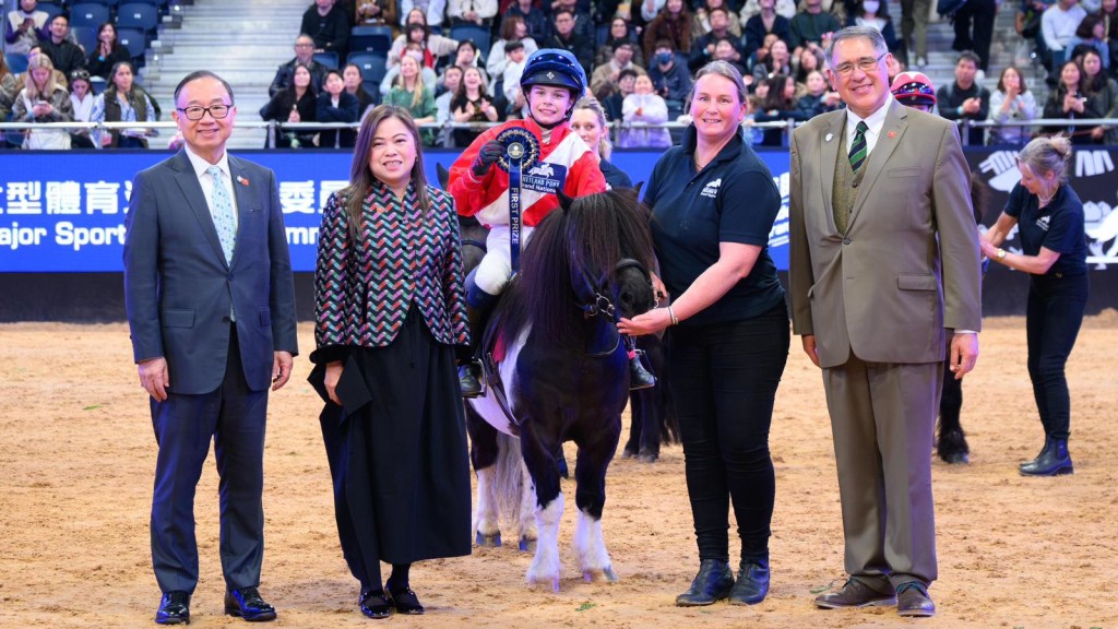 香港特別行政區政府文化體育及旅遊局局長羅淑佩（左二）、香港賽馬會主席廖長江（左一）、香港賽馬會副主席兼浪琴香港國際馬術盛典主席及中國香港馬術總會會長黃嘉純（右一）頒獎予勝出雪特蘭小馬大賽的騎手。 