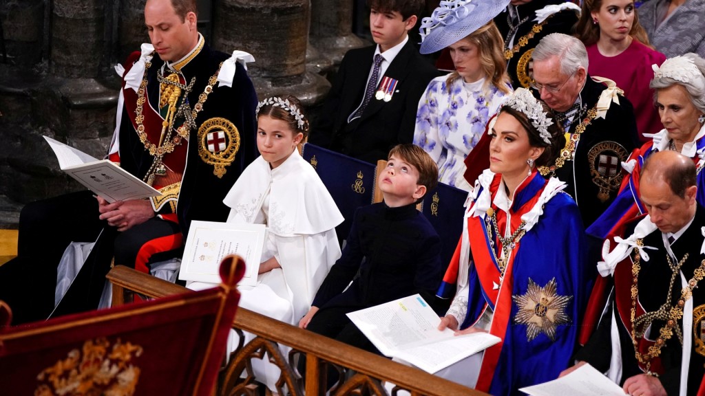 加冕儀式舉行期間，路易小王子眈天望地。 路透社