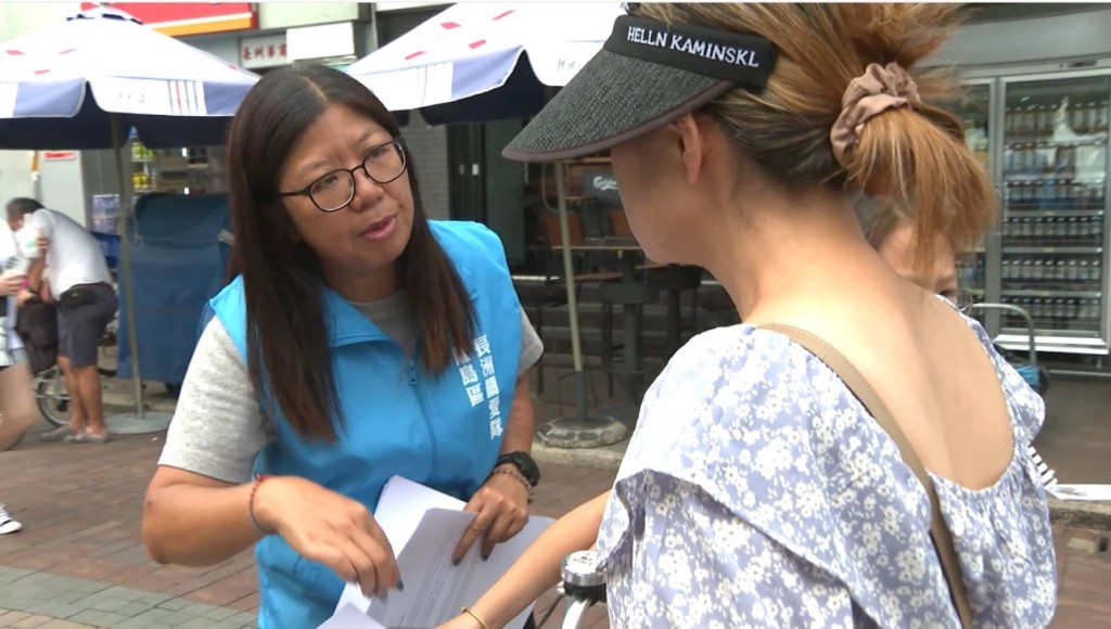 長洲關愛隊隊長陳嘉麗(左)在渡輪服務受影響時段站崗,強調派發物資均由地區人士自行籌集。 長洲關愛隊隊長陳嘉麗(左)在渡輪服務受影響時段站崗,強調派發物資均由地區人士自行籌集。
