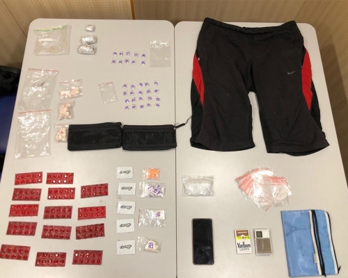 警方在46歲男子身上檢獲市值約30.8萬元毒品。警方圖片