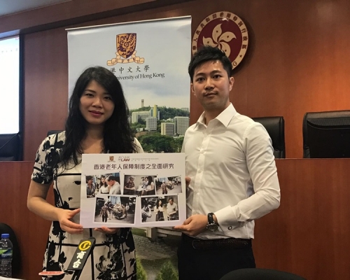 鄒密密(左)認為本港應為長者權益立法。
