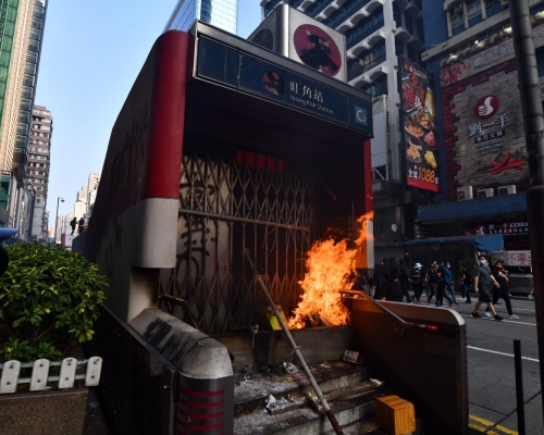 港鐵多個車站被破壞。