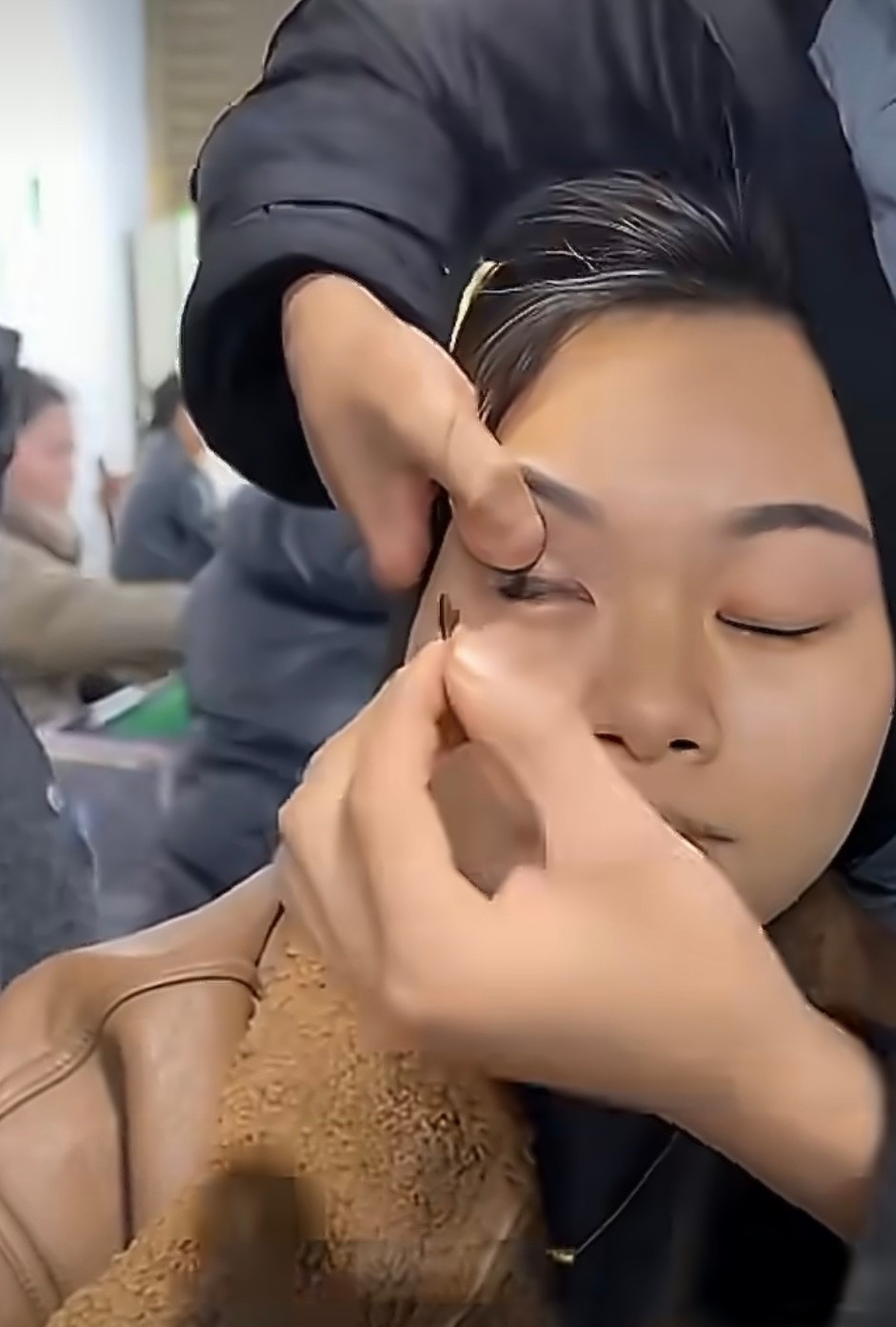 網傳女子被揭發戴上特殊隱形眼鏡出千。微博@大河報