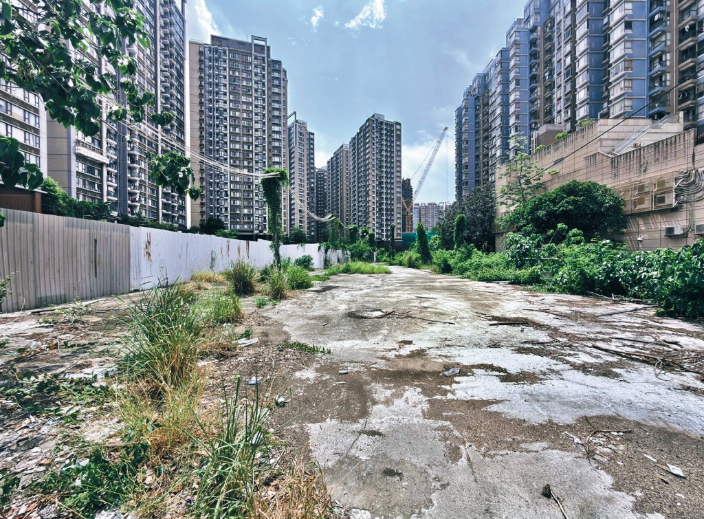 新世界等持有的元朗公庵路一幅住宅用地，获准兴建两幢楼高22层的分层住宅大厦，涉及住宅楼面逾43.07万方呎。