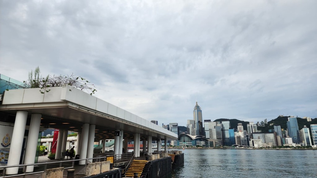 本港地區下午大致多雲,有幾陣驟雨及雷暴,稍後部分地區雨勢較大。黎志偉攝 本港地區下午大致多雲,有幾陣驟雨及雷暴,稍後部分地區雨勢較大。黎志偉攝