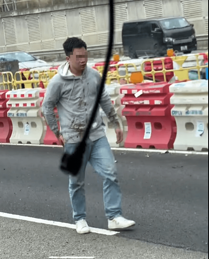 男傷者衣衫沾血。fb：上水人大聯盟
