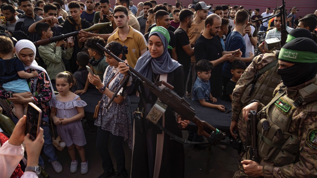 加沙努赛拉特难民营的哈马斯「武器展」人山人海。 美联社
