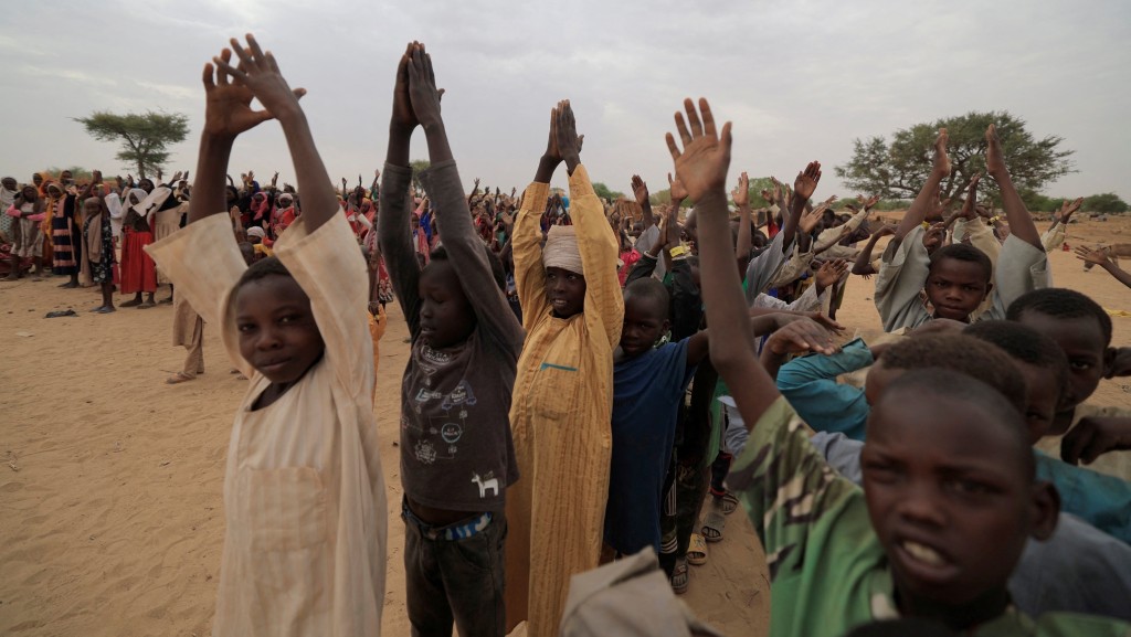 逃到乍得的蘇丹兒童婦女在臨時避難所上體育課。 路透社