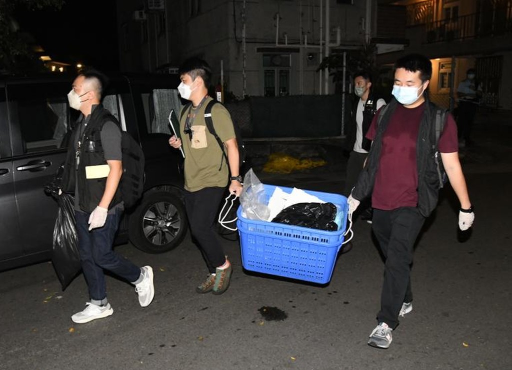 警方在現場檢走大批證物。