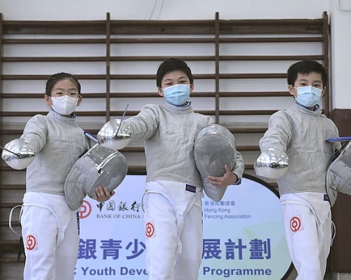 小四生禤家裕(右)指,看到港隊劍擊運動員出征奧運「很神氣」,希望自己能提升劍擊技術。高小學生在計畫中,可學習持劍、原地直刺、防守等技巧,修畢課程更可參加比賽,與對手較量。
