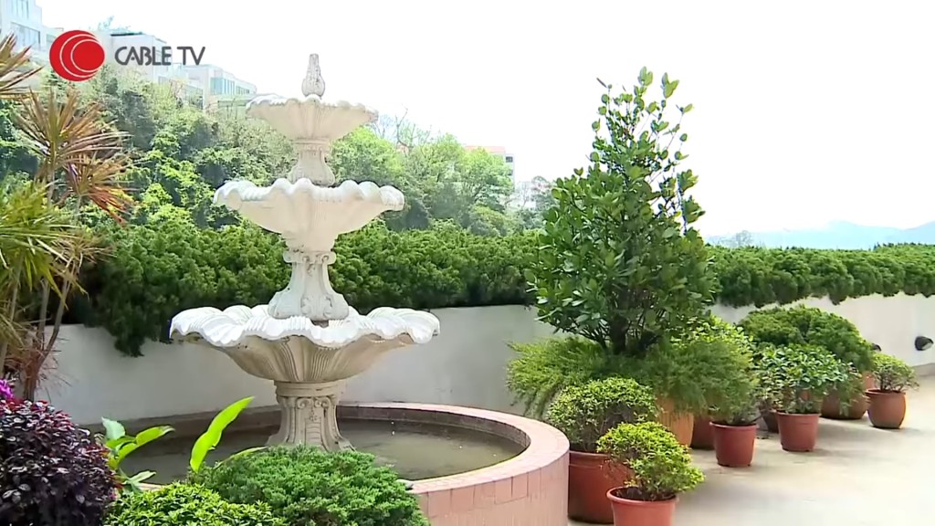 家中私人花園設噴水池。