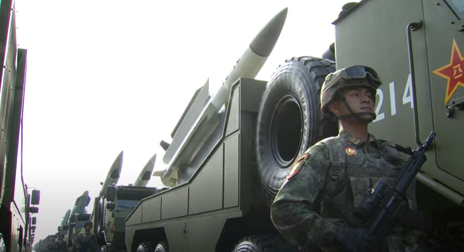 解放軍在閱兵中展示大批新裝備。央視