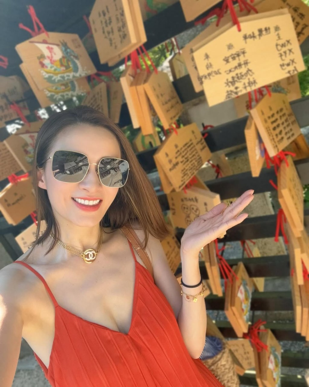 沈卓盈穿吊帶遊神社。 沈卓盈穿吊帶遊神社。