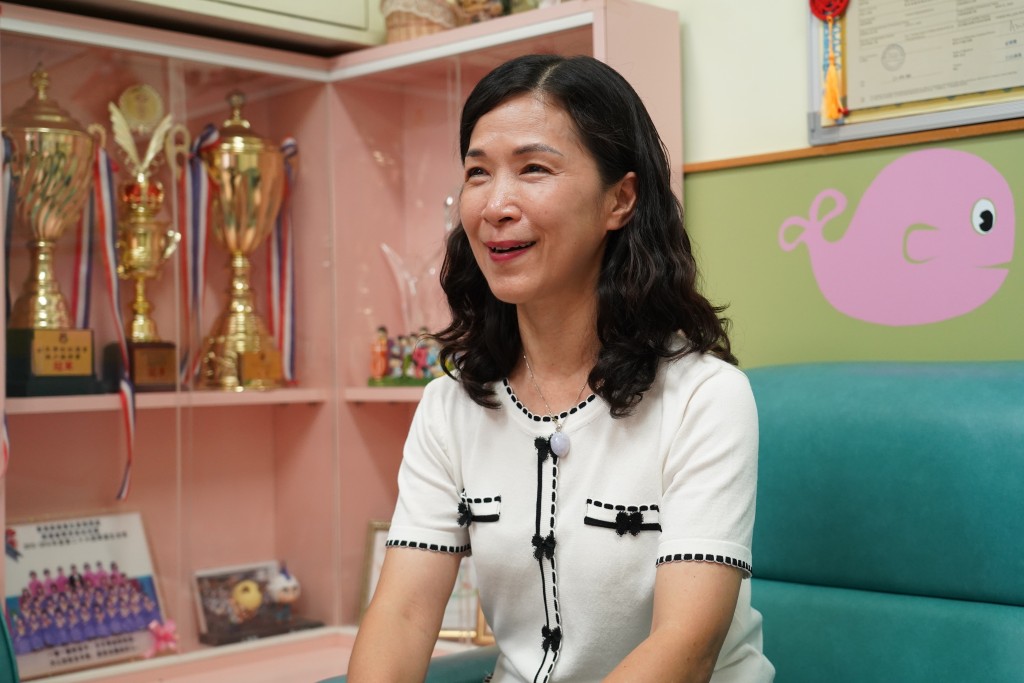 成功解決家長與小朋友的問題，為鄭校長帶來滿足感。「不 只是我一個的功勞，老師事後也會繼續跟進。」（圖片來源：《親子王》）