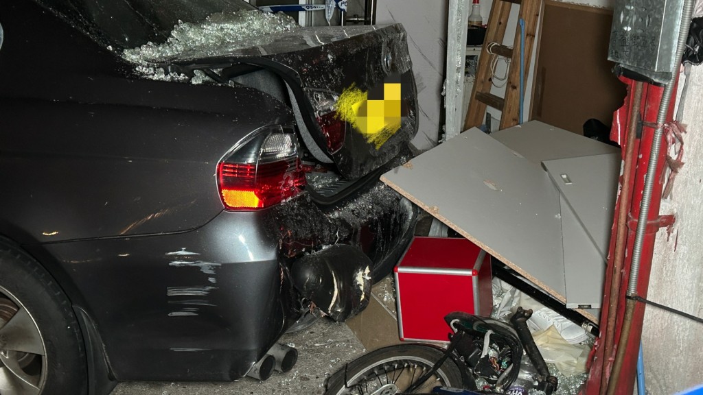 宝马倒车直撞该地铺的2米乘3米橱窗，顿时一片狼籍，满地玻璃碎片，店内2架单车亦被撞毁。