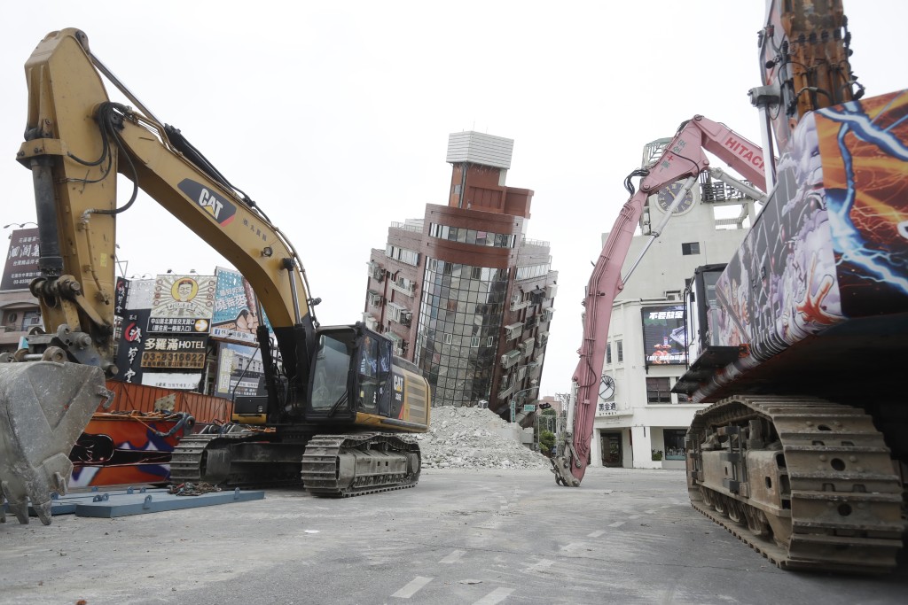 当局对地震后严重倾斜的天王星大楼展开拆卸工程。AP图片