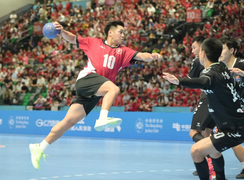 熱血隊長謝永輝是隊友得分主力之一，他在季軍戰上半場穿著自己的10號球衣比賽。何君健攝