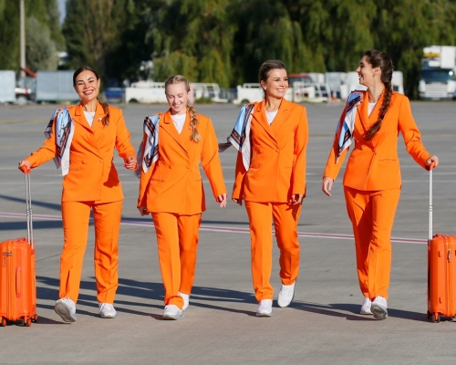 烏克蘭一航空公司公布空姐制服新設計，採用長褲及運動鞋的配搭。路透社圖片