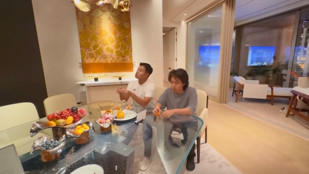 郭晉安與兒子郭令山坐低食水果。 郭晉安與兒子郭令山坐低食水果。