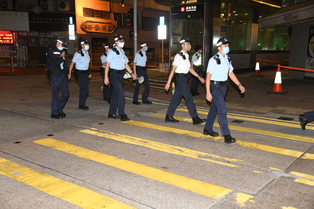 大批警员赶至现场。