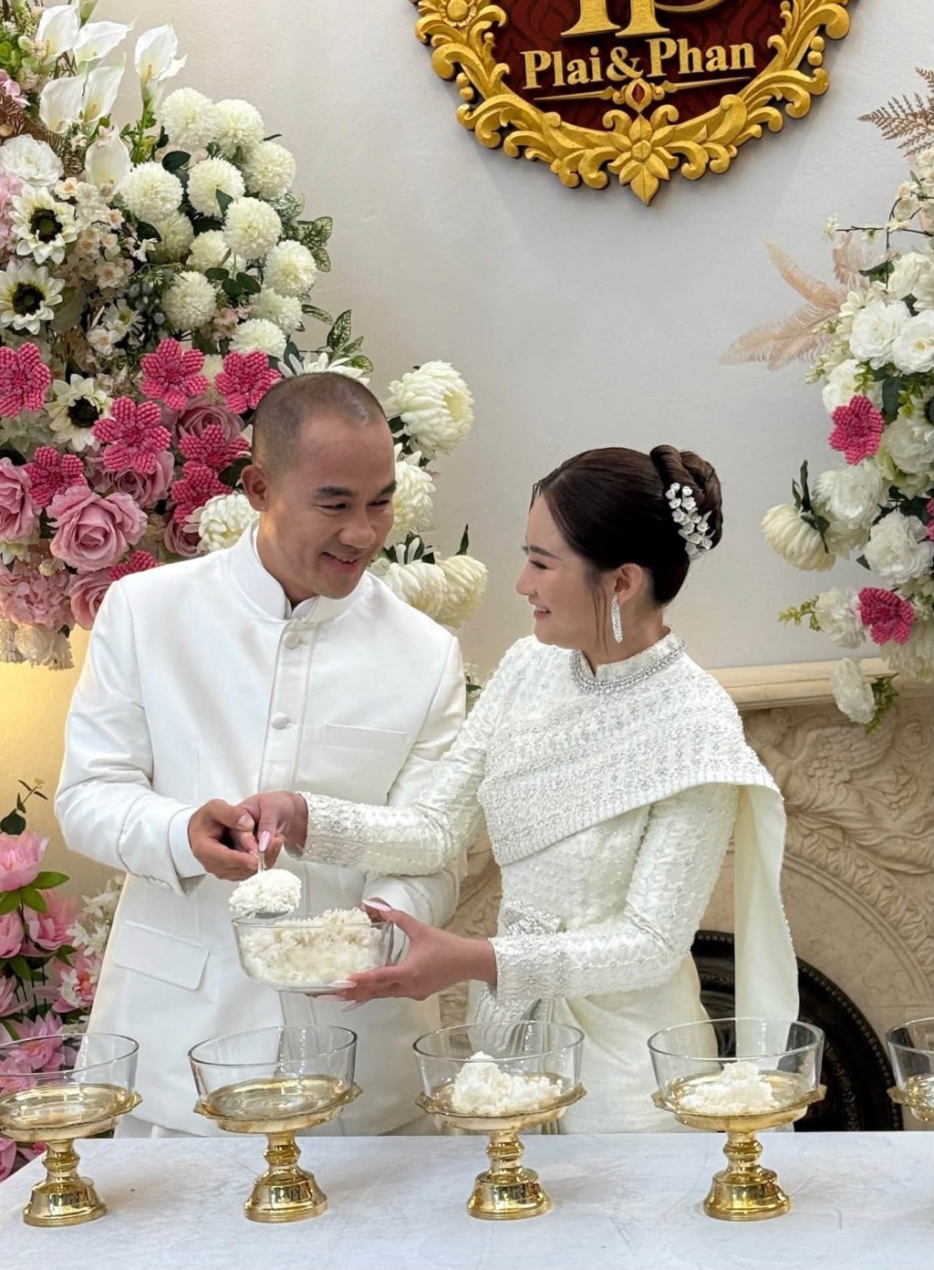 泰國神算Mor Plai無預警宣布結婚。 泰國神算Mor Plai無預警宣布結婚。