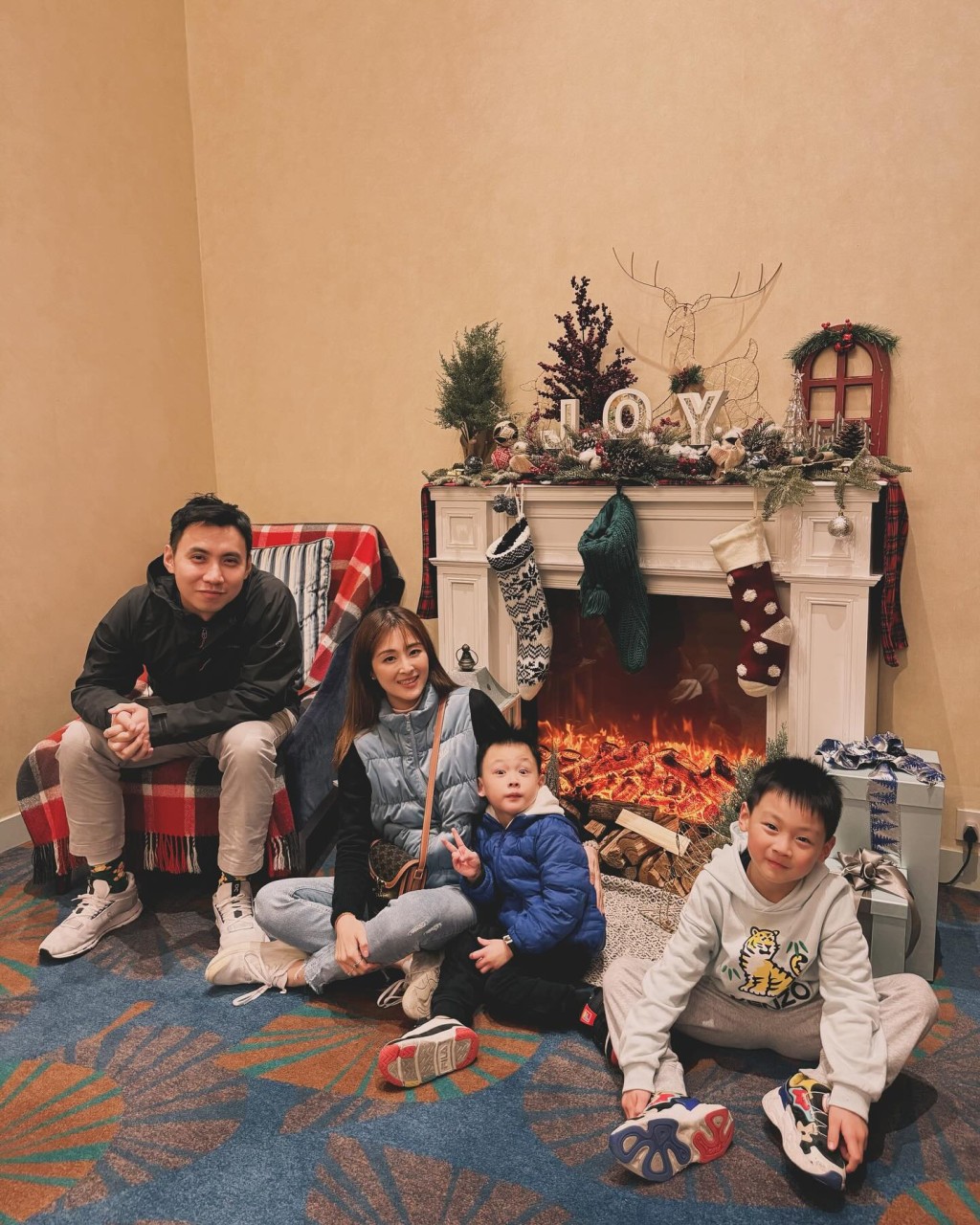 张名雅今年与家人过热辣辣的圣诞。
