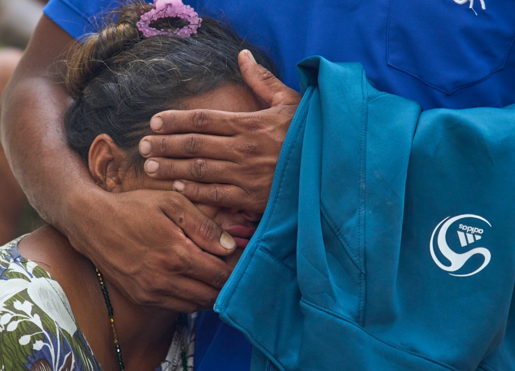 尼泊尔努瓦科特地区特里苏里河发生山洪暴发,一名妇女安慰一位亲属,他们正在等待失踪家人的消息。美联社 尼泊尔努瓦科特地区特里苏里河发生山洪暴发,一名妇女安慰一位亲属,他们正在等待失踪家人的消息。美联社