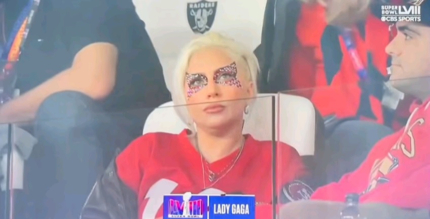 Lady Gaga化上超型闪爆眼妆来看「超级碗」决赛。