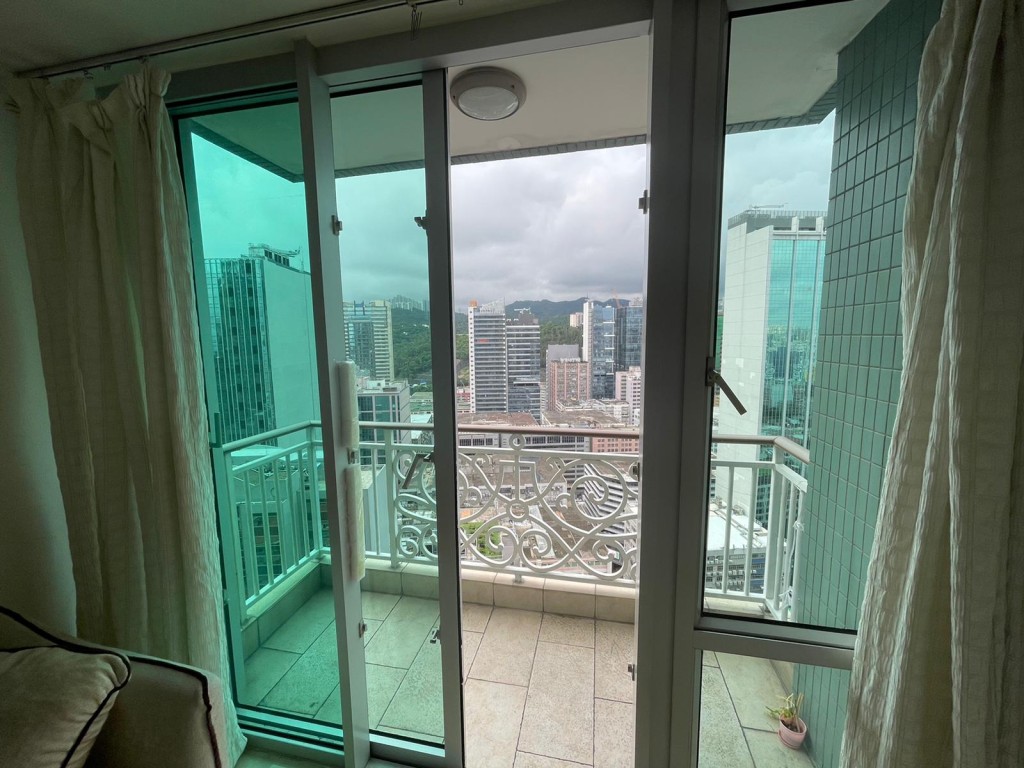 單位附連露台，外望開揚市景。