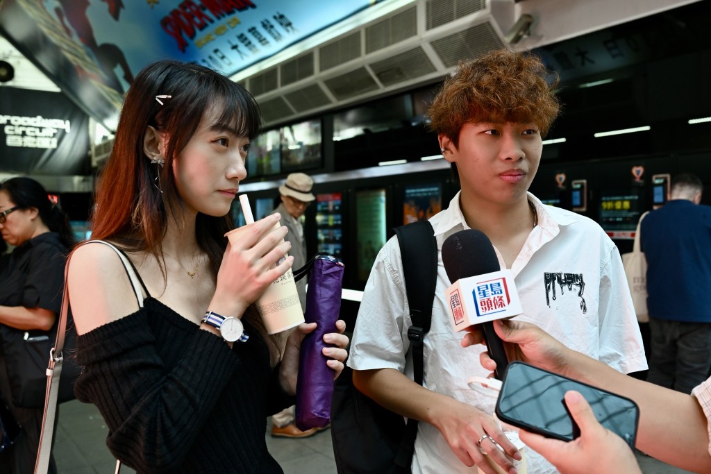 市民黄先生与何小姐趁打风相约看电影。 市民黄先生与何小姐趁打风相约看电影。