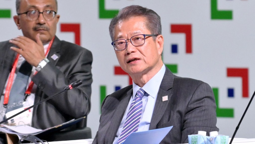 陳茂波在亞開行年會的理事會全體大會上發言。政府新聞處