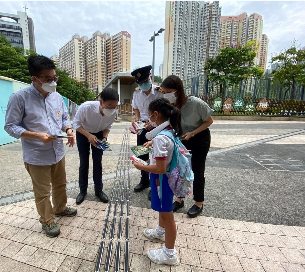 观塘民政事务处人员和地区团体义工向市民派发防蚊包和单张，宣传防蚊防鼠的资讯。