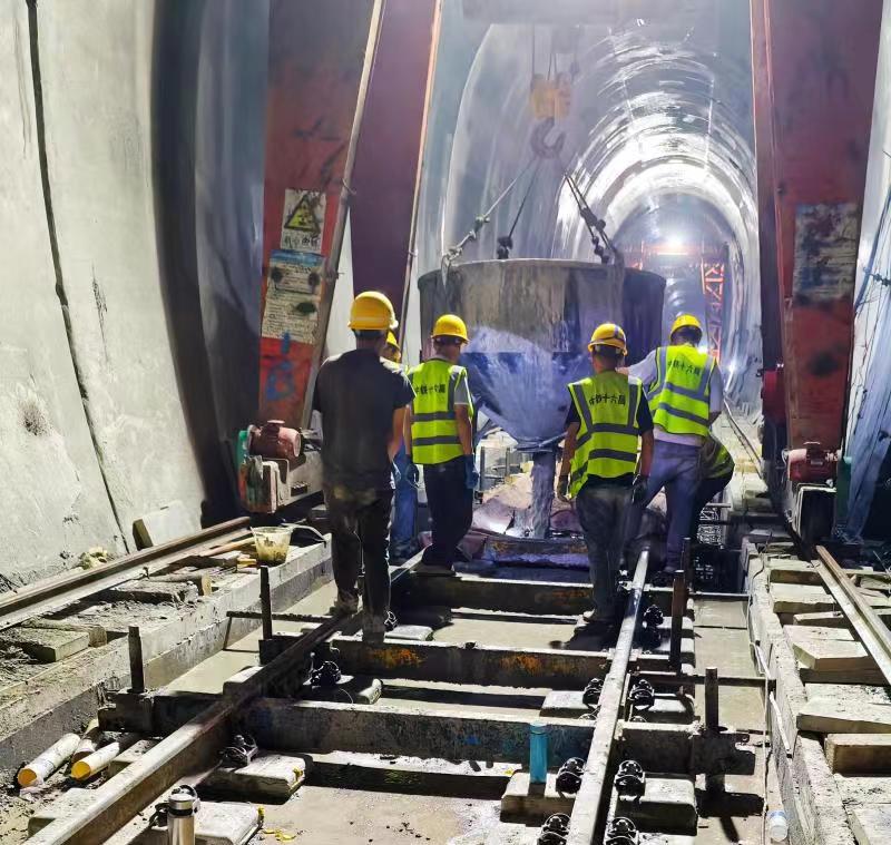 經工程人員晝夜施工，貫通麗江與香格里拉的哈巴雪山隧道施工完成。 