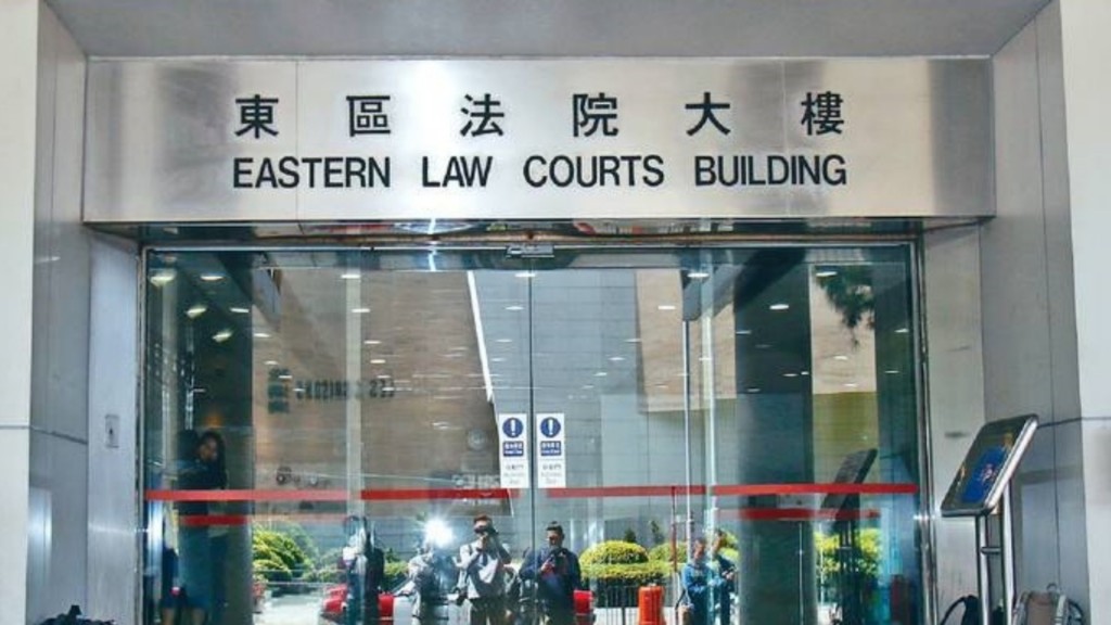 被告今日在東區裁判法院承認洗黑錢。