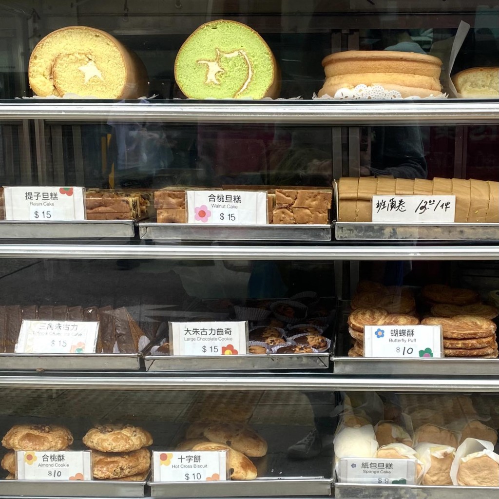 豪华饼店有多款糕饼驰名，包括发哥必吃的酥皮蛋挞、合桃蛋糕和发嫂至爱的菠萝包及鸡尾包，此外提子包、花卷亦出名好食。(相片来源：FB专页「面包超人的美食游乐地图」、「港康刘影」、「Being Hong Kong」、「郑泳舜 Vincent Cheng」、「烘焙•爱丽斯」)