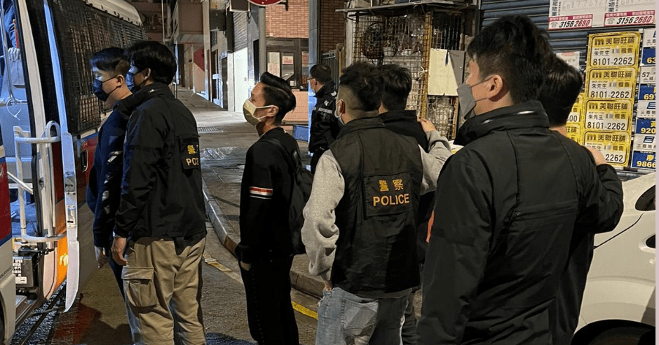 警拘尖沙嘴違規營業酒吧的負責人及職員。警方圖片