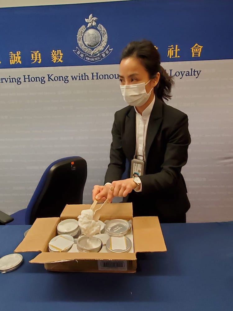 黃知雯示範毒販如何將毒品藏於潤膚霜內。