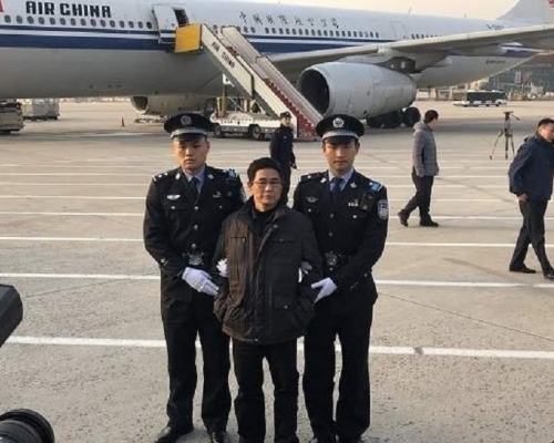 外逃嫌犯姚錦旗被引渡回國。網上圖片